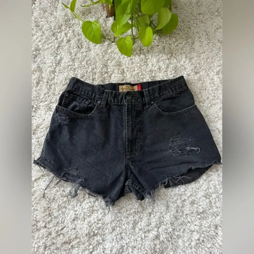 Women’s Old Navy Black Denim Distressed Shorts - Picture 1 of 3